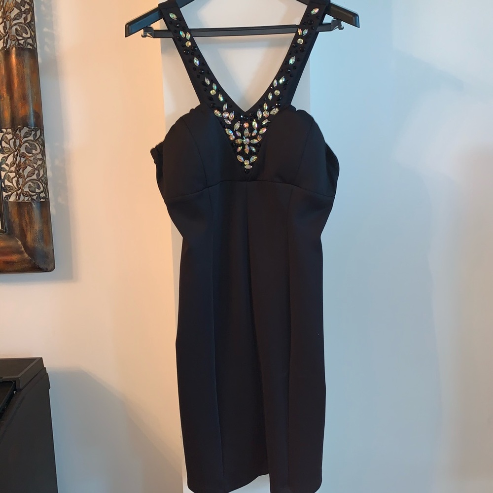 Blk Evening wear dress w v-neck RS  accents.